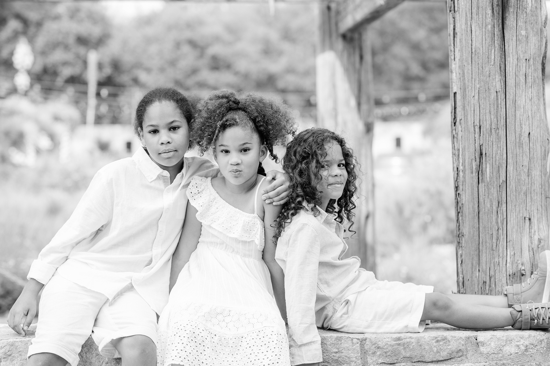 black-and-white-portrait-siblings