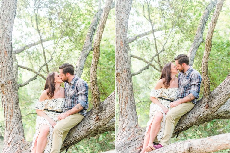 san-antonio-engagement-photographer-kissing-in-tree