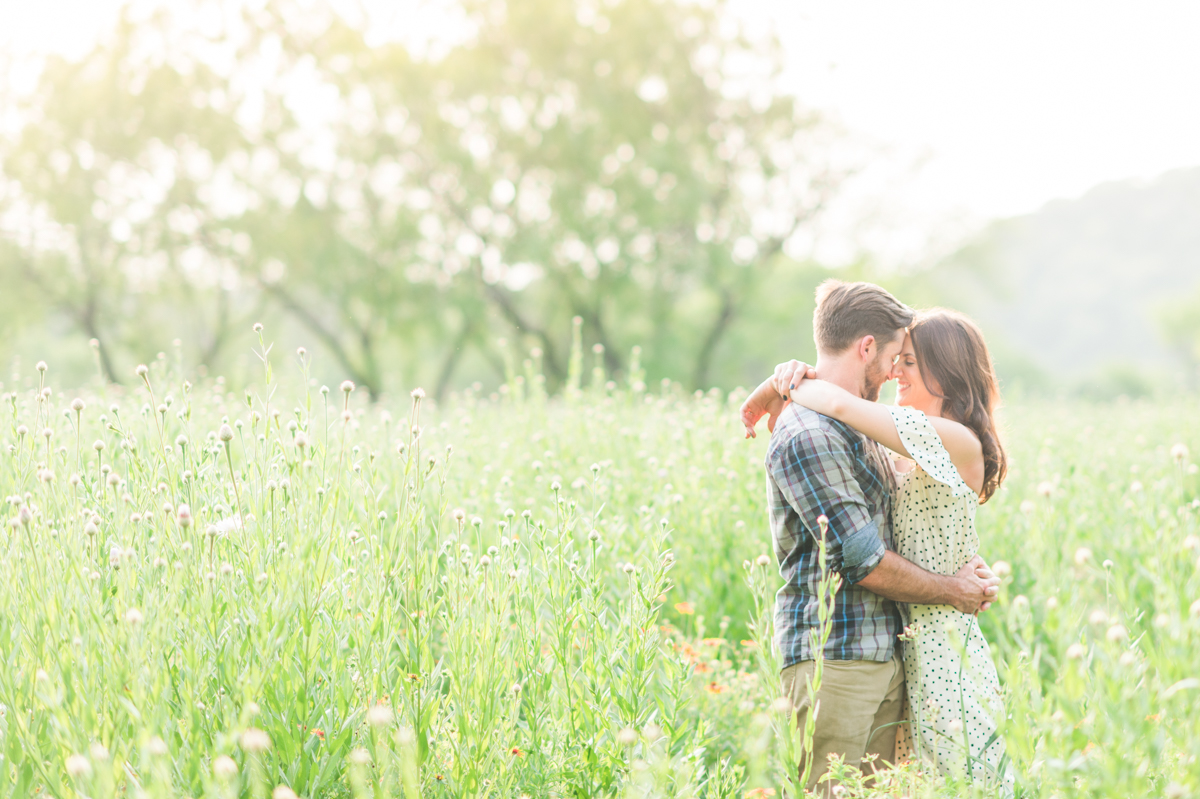 kissing-tall-grass-hill-country-engagement-photos