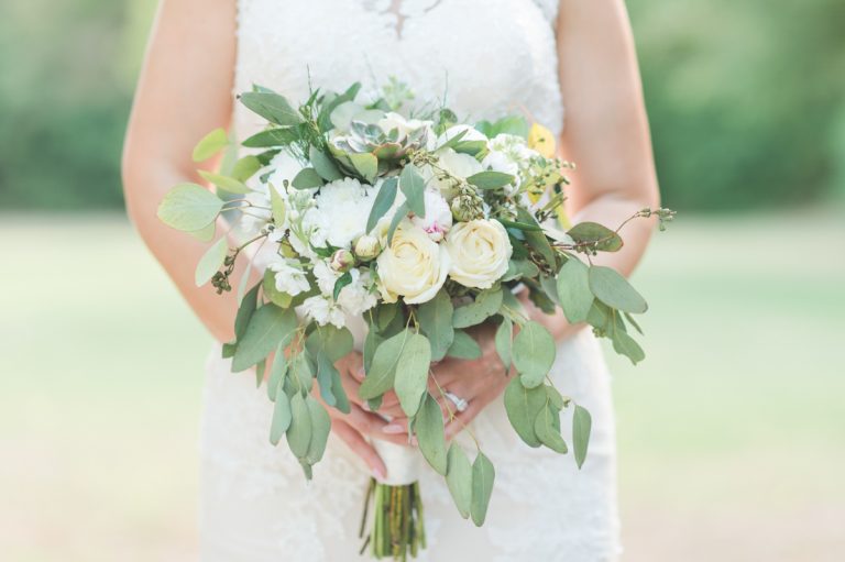 bouquet-pastel-light-green-outdoor-wedding