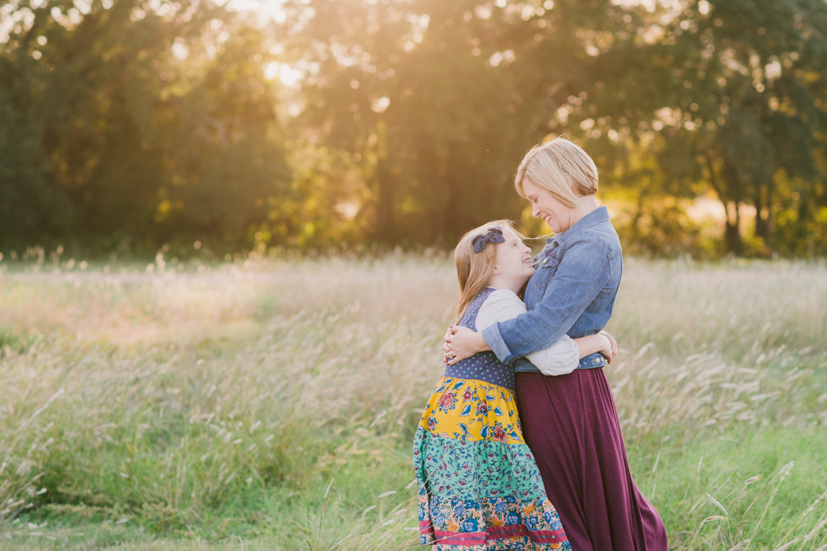 north-austin-family-photos-mom-daughter-embrace-field-sunset