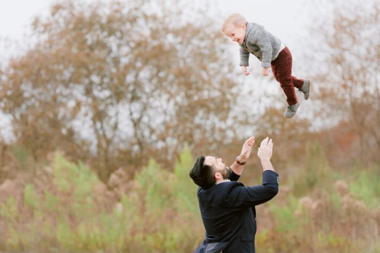 dad-throws-toddler-into-air-fun-family-photos-austin-fall-photos