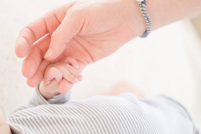 austin-mom-holds-newborns-hand