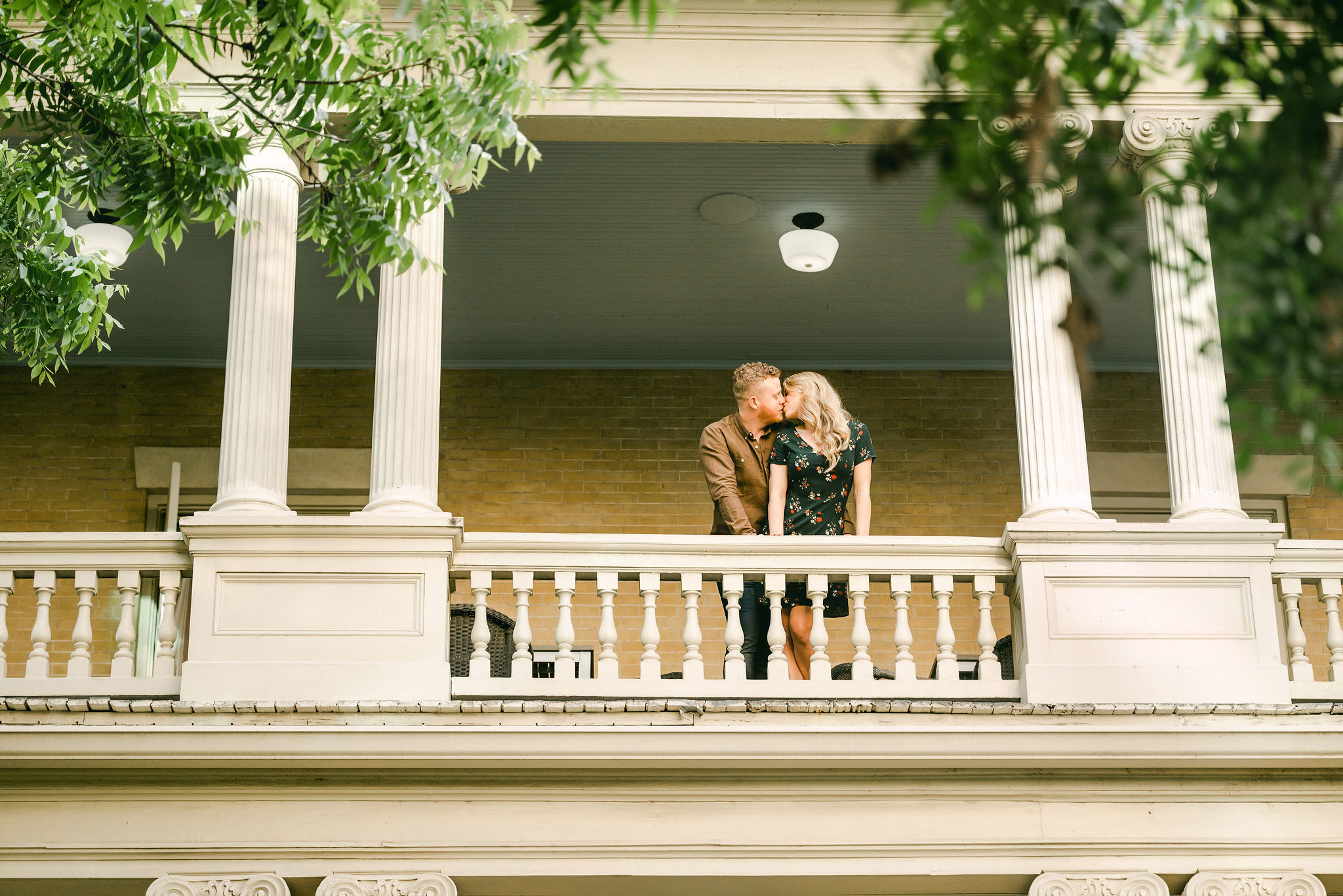 Exterior-hotel-Ella-Austin-couples-kiss