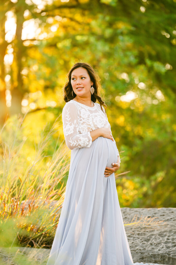 Pregnancy-photos-posing-pedernales-state-park-austin