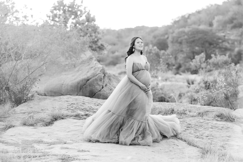 Beautiful-black-white-photo-maternity-big-dress-austin-texas