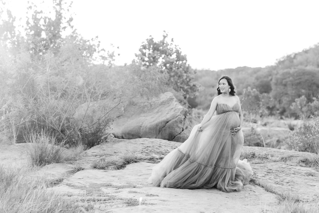 Stunning-black-white-landscape-photo-pregnant-mom-austin