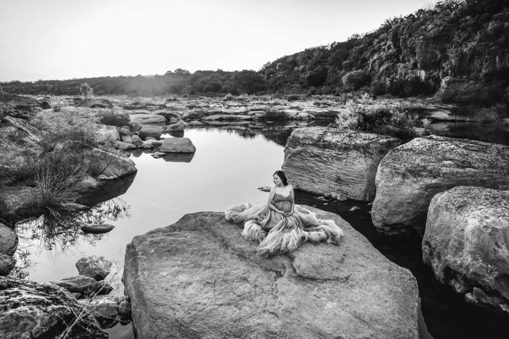 Stunning-black-white-pregnant-woman-austin-rocks-maternity-photography