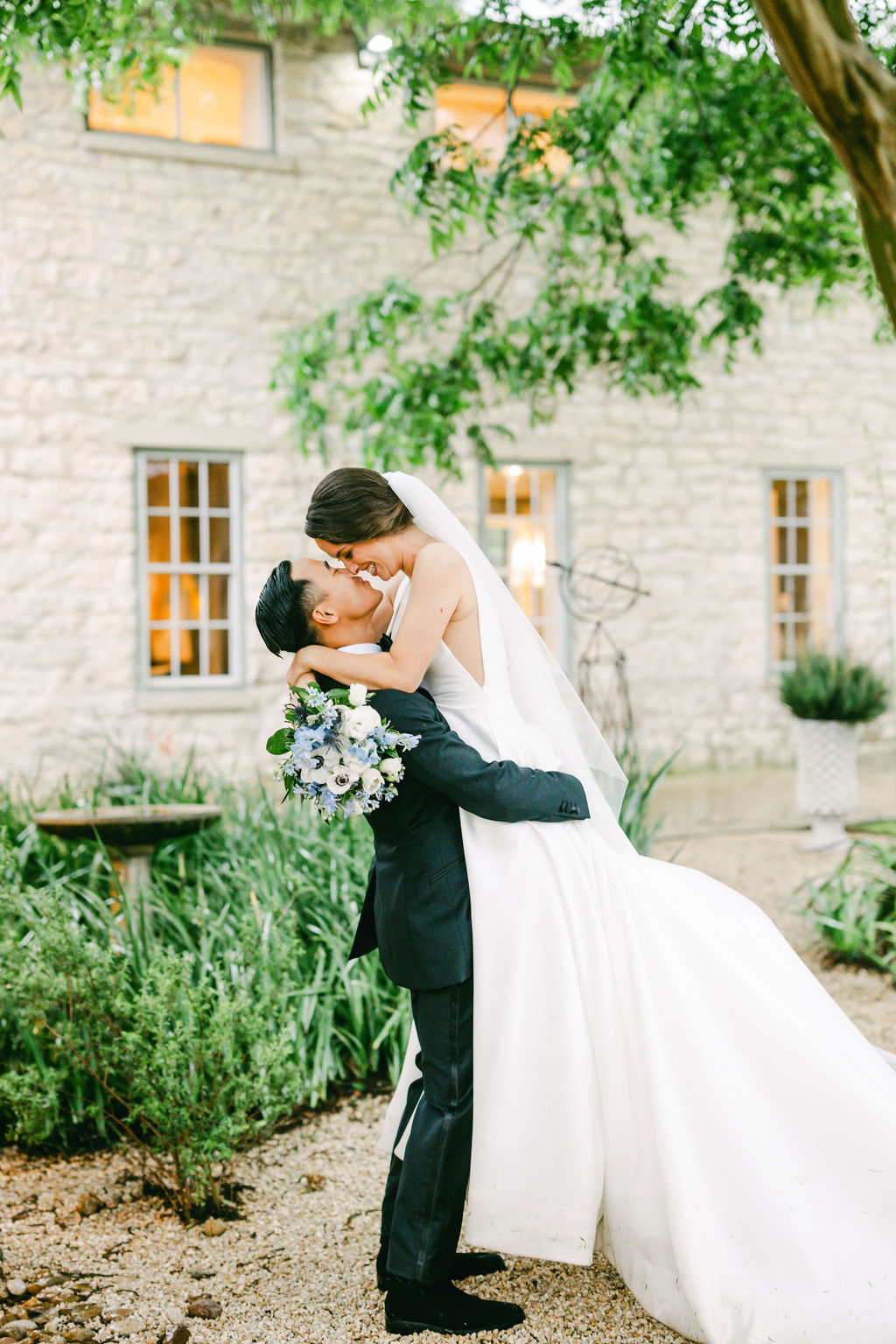 couple kiss in front of Stonehouse Villa